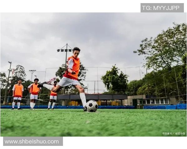 广州足球队的耐力之道:从体能训练到比赛表现的全面解析 广州足球队的耐力之道:从体能训练到比赛表现的全面解析