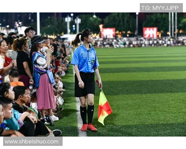 贵州足球迷模仿明星球员的热情与创意展现