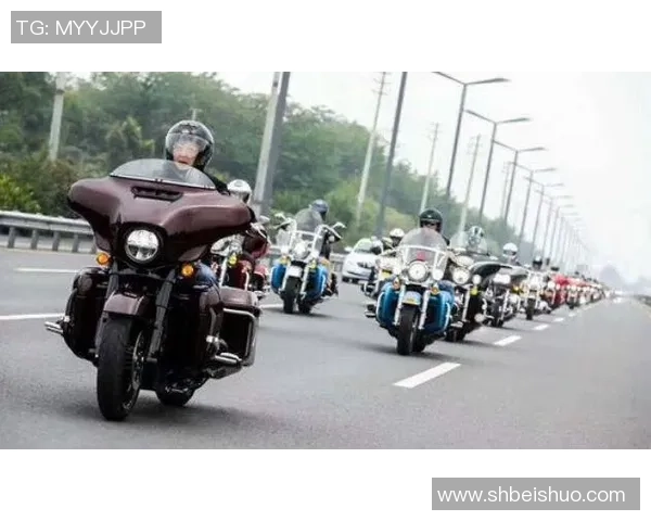 足球明星骑摩托展现激情与速度的完美结合引领年轻人的潮流风尚 足球明星骑摩托展现激情与速度的完美结合引领年轻人的潮流风尚